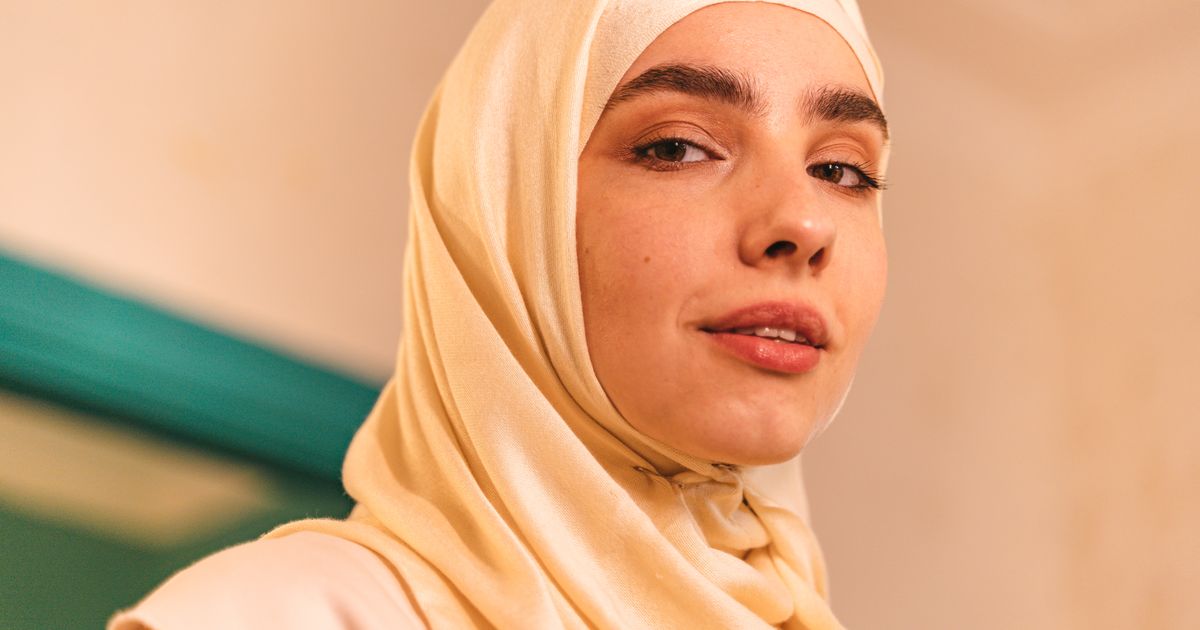 Which Hijab Material Doesn't Slip? Best Non-Slip Fabrics
