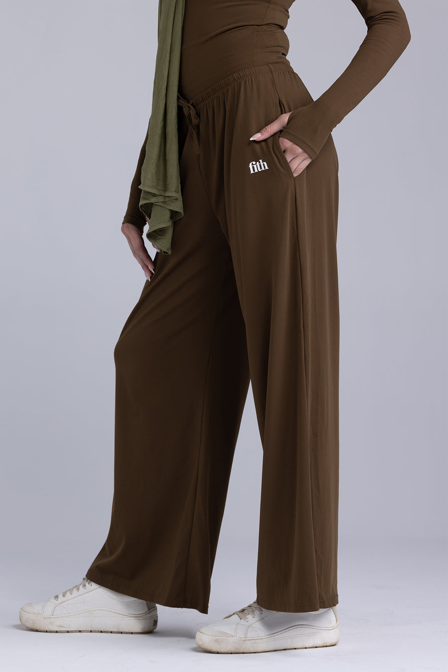 Ease Lightweight Wide-Legged Pants (Brown)